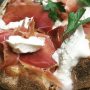 pinsa prosciutto e mozzarella